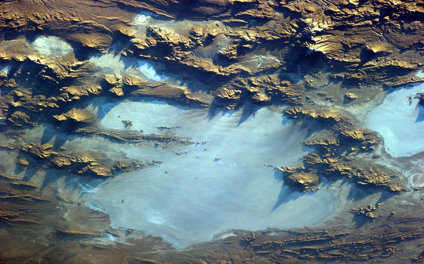 Cánh đồng muối lớn nhất thế giới Salar de Uyuni nằm tại Bolivia. Hồ muối cạn này chứa khoảng 5 tỉ tấn muối, hàng năm người ta khai thác được 25000 tấn.